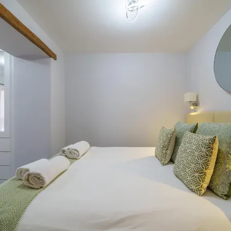 Laburnum - Town Centre, With Parking Holiday home *