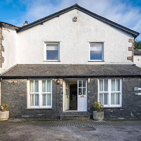 Laburnum - Town Centre, With Parking Holiday home *